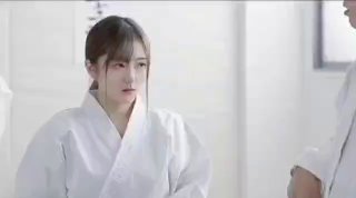 大屁股和天然乳房的少女被保安抓住偷窃并被操